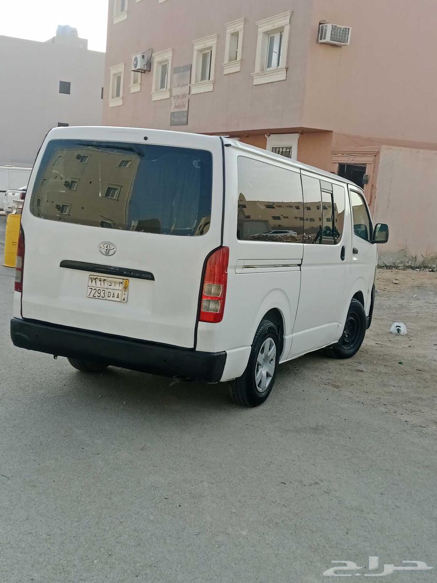 Air-conditioned buses for transporting workers in west Riyadh from Hayy Al-Layth64403409361666111