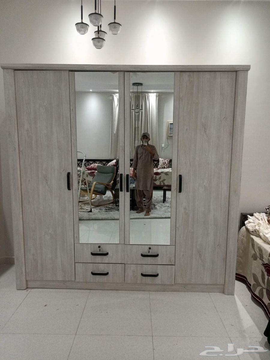 Carpenter for assembling rooms, Tom installed new and old64422974476803112