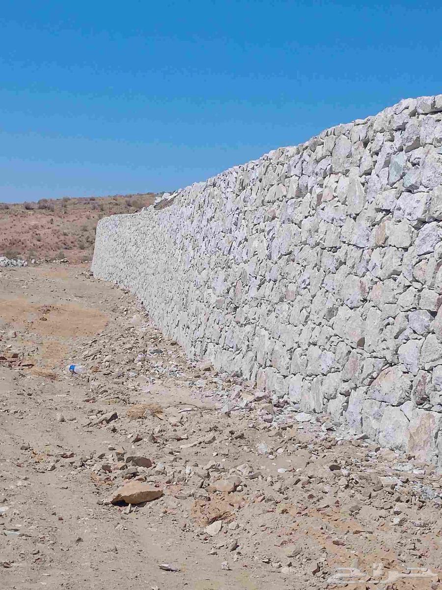 لدينا معلمين بنا الحجر يد ولدينا بنا حجر كبير ولدينا رص اراض64422723928451111