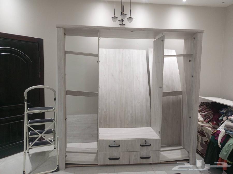 Carpenter for assembling rooms, Tom installed new and old64422974476803111