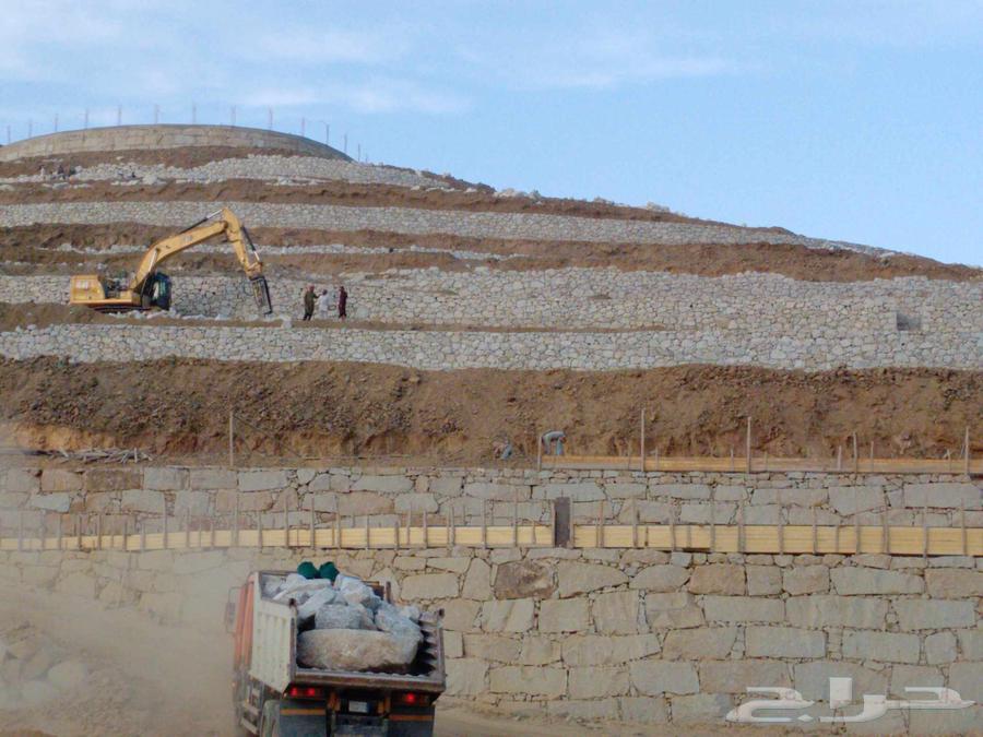 لدينا معلمين بنا الحجر يد ولدينا بنا حجر كبير ولدينا رص اراض64422723928451114