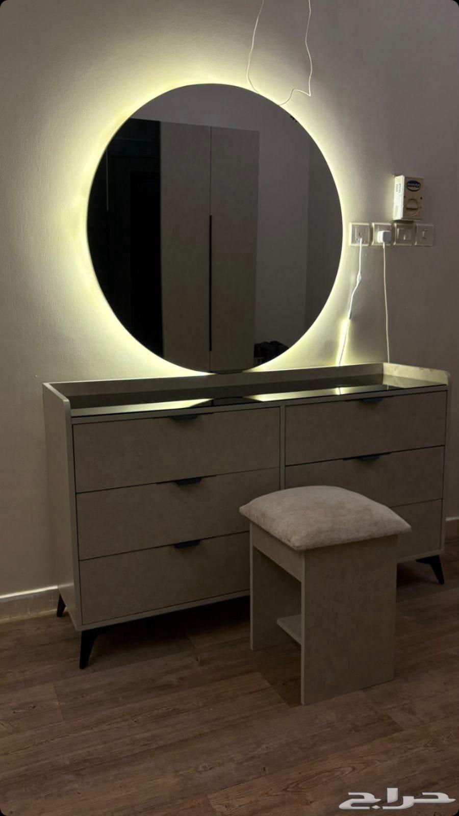 Carpenter for assembling rooms, Tom installed new and old64422974476803114