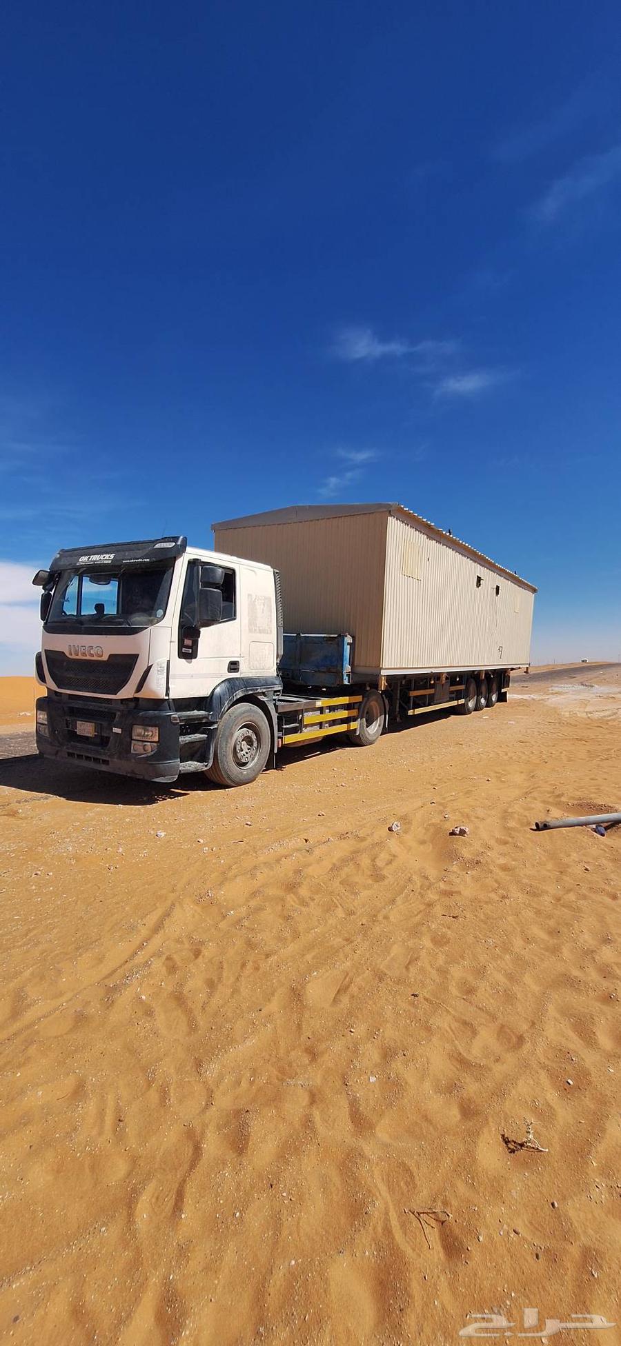 Transporting containers, transporting prefabricated rooms, flatbed truck with crane, double crane64403916029825111