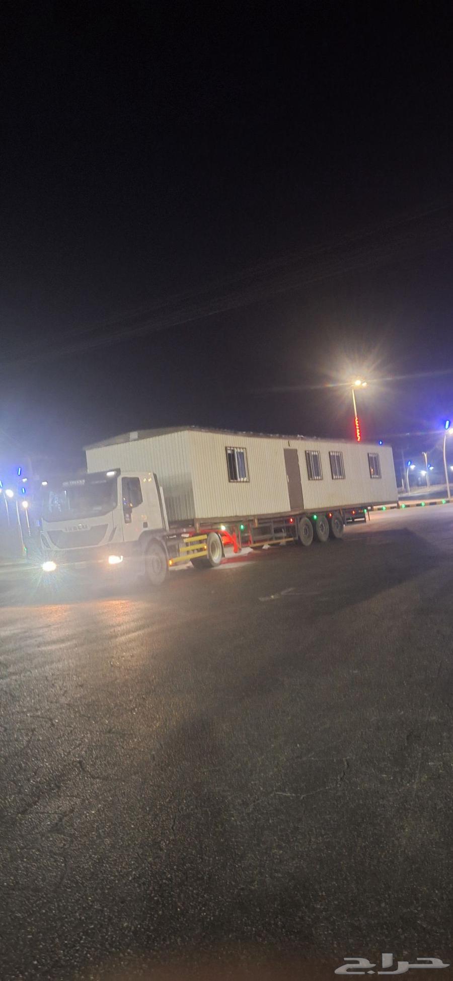 Transporting containers, transporting prefabricated rooms, flatbed truck with crane, double crane64403916029825110