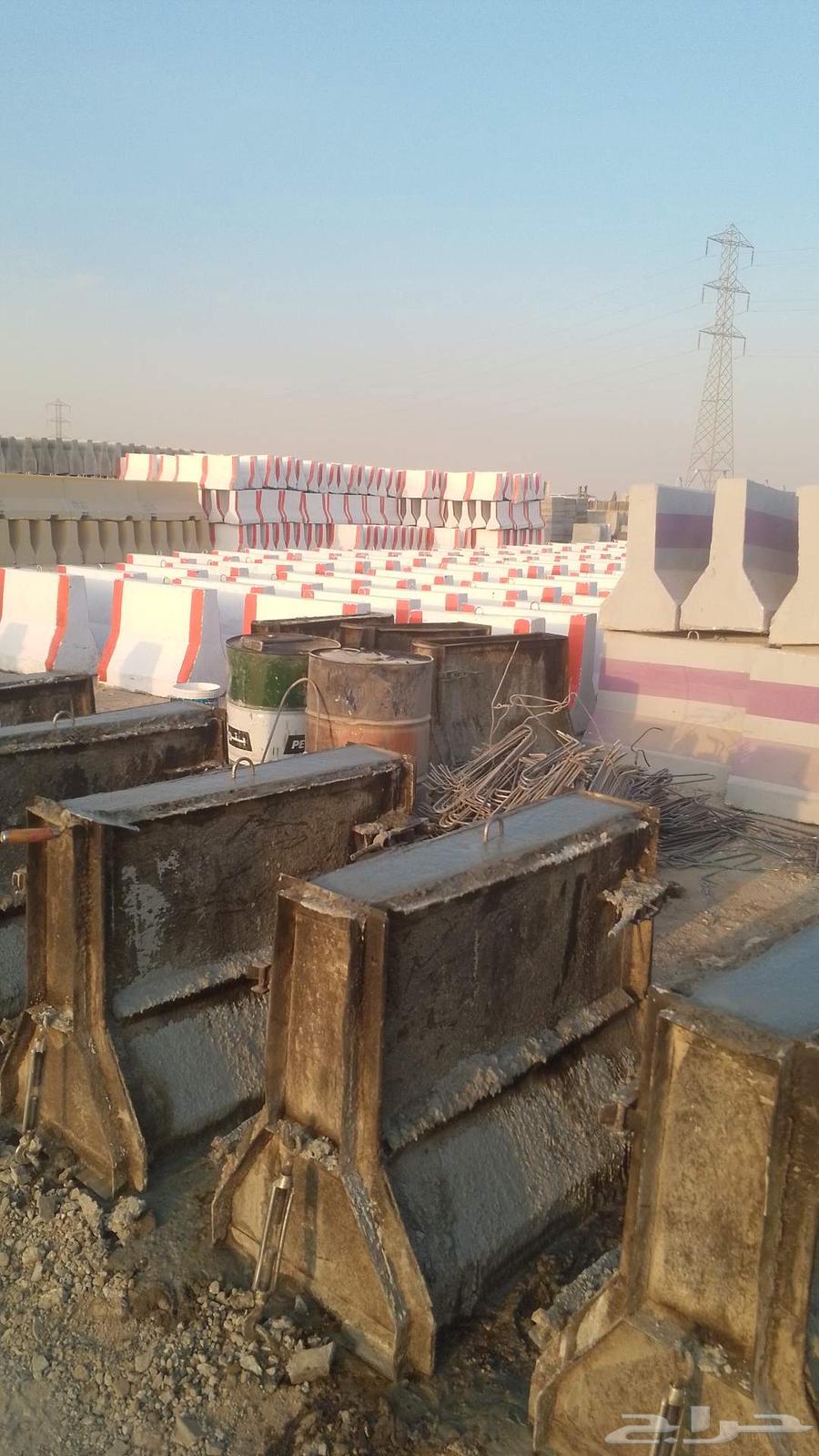 يوجد لدينا جميع المنتجات الخرسانيه قواعد اناره حواجز خرسانيه64458288859651112