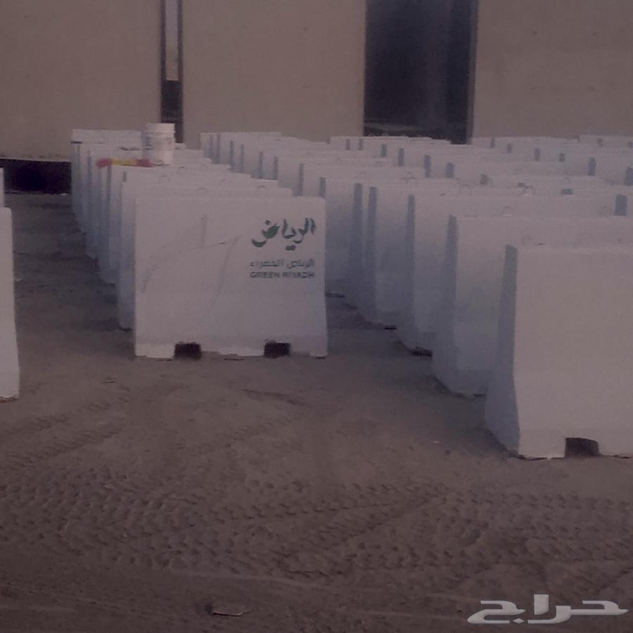 يوجد لدينا جميع المنتجات الخرسانيه قواعد اناره حواجز خرسانيه64458288859651111
