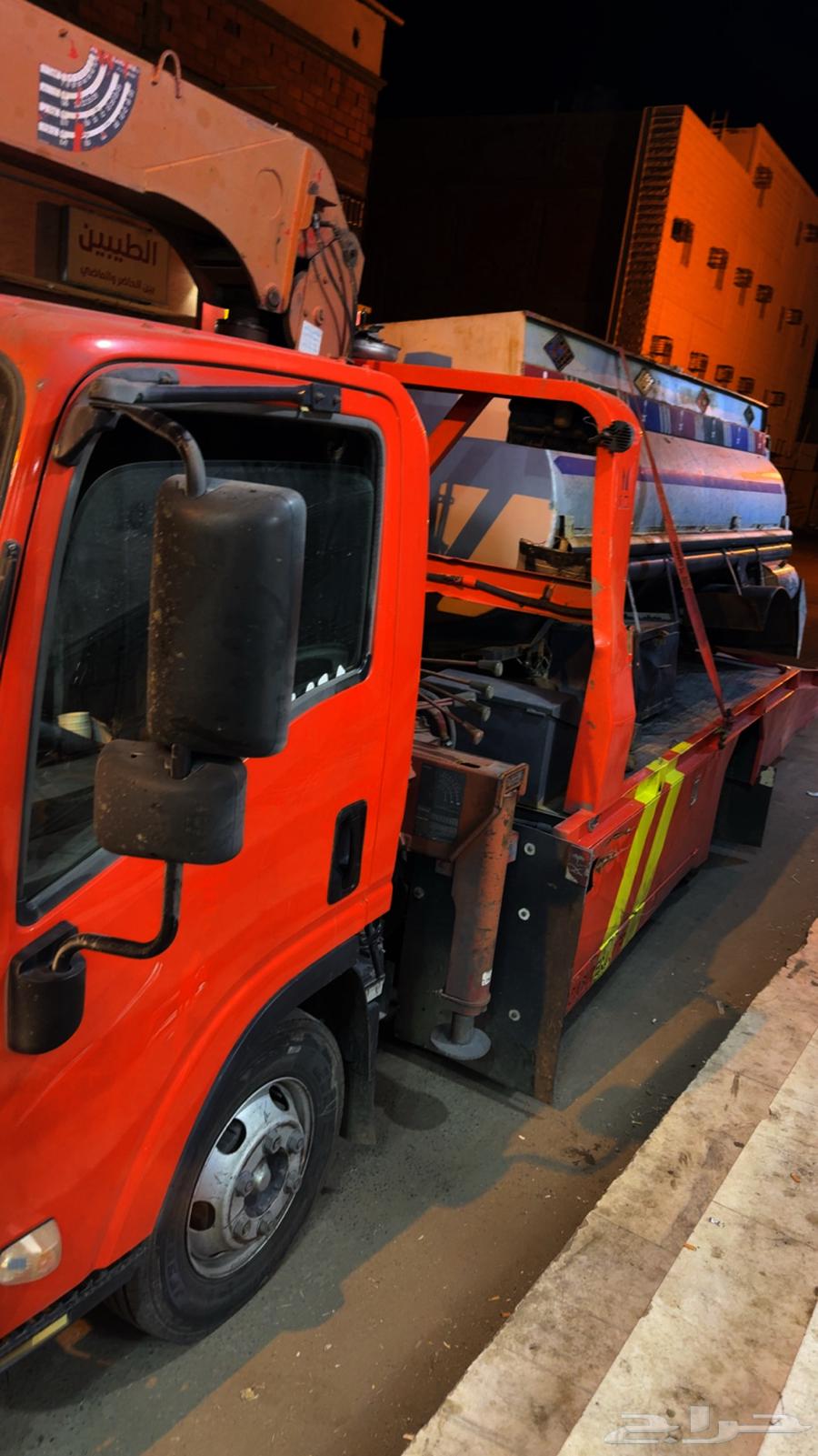 Flatbed and crane for transporting equipment, disabled vehicles, and crane services64458974442114110