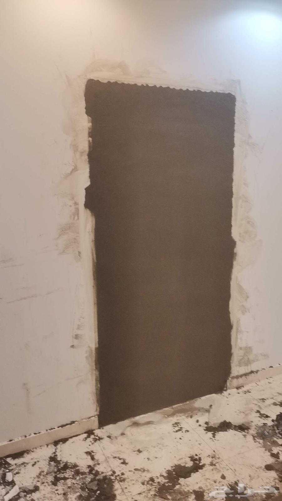 Bricklayer cuts wall with rocket saw, renovation contractor breaks tiles64459214685059113