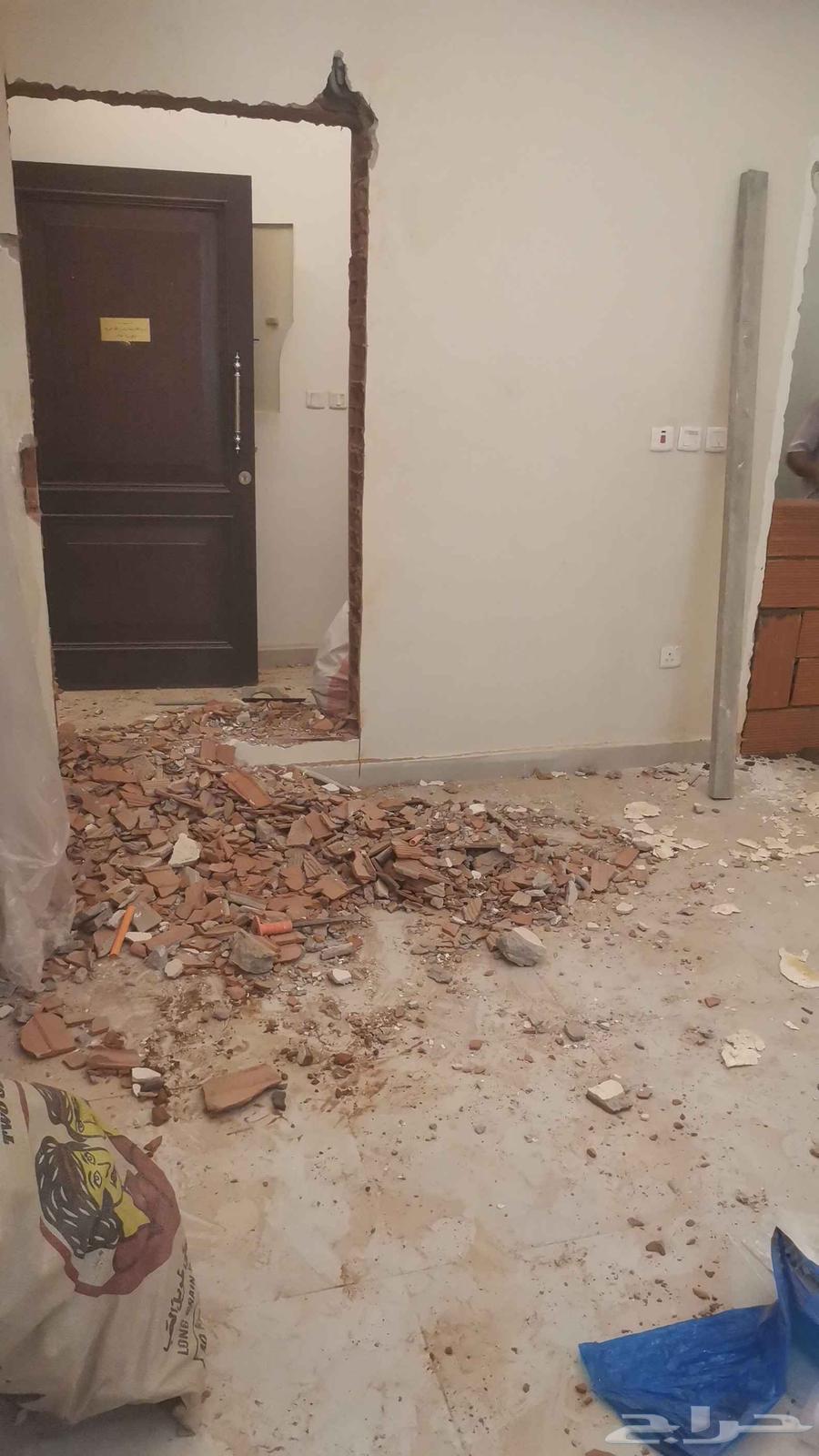 Bricklayer cuts wall with rocket saw, renovation contractor breaks tiles64459214685059114