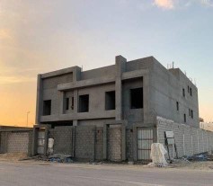 Bricklayer cuts wall with rocket saw, renovation contractor breaks tiles64459214685059111