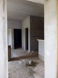 Bricklayer cuts wall with rocket saw, renovation contractor breaks tiles64459214685059110