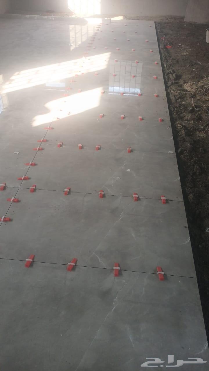 Bricklayer cuts wall with rocket saw, renovation contractor breaks tiles64459214685059112