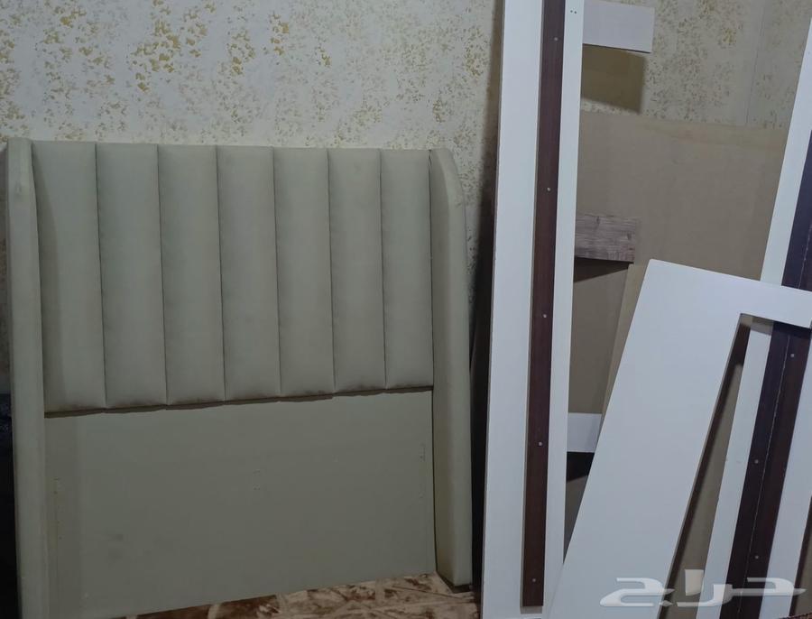 Single clean table and bed for sale64459790765443110