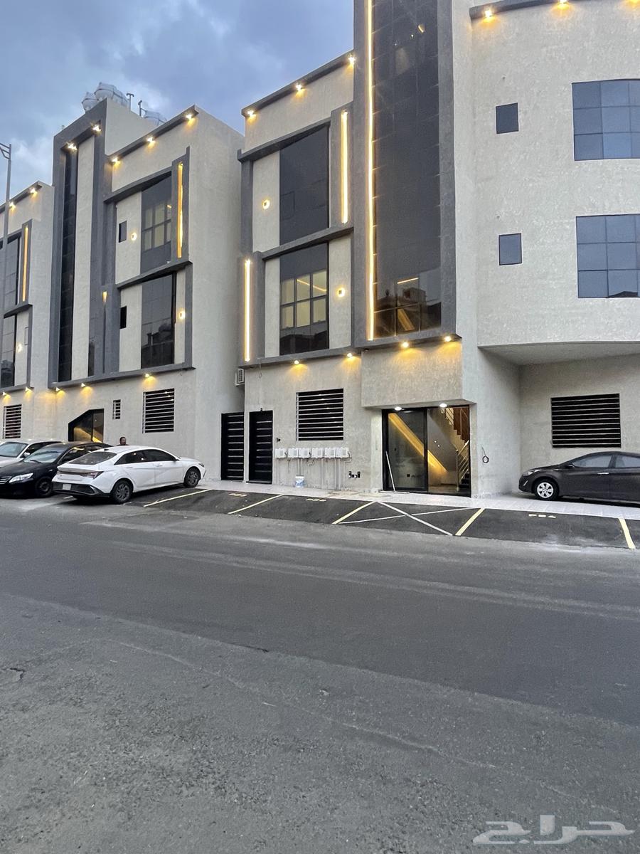 شقق علويه تشطيب ممتاز بسطح ومصعد ع شارع 25 م ابها حى البديع64458070407171111