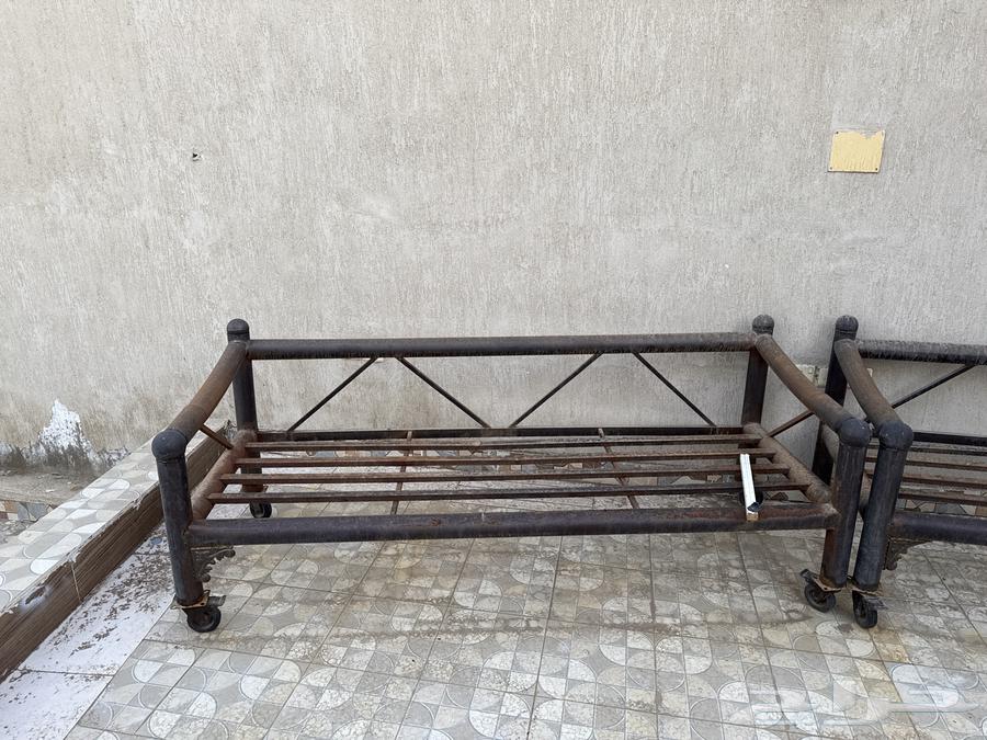 كرسي حديد لي الجلسات الخارجيه حديد قوي وفي كفرات في كل كرسي64459588462339110