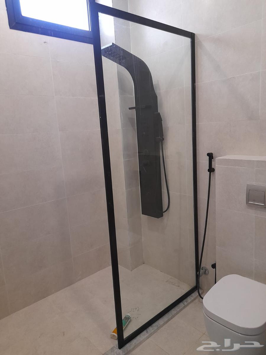 Skilled Technician for Installing Security Glass64473725544833111