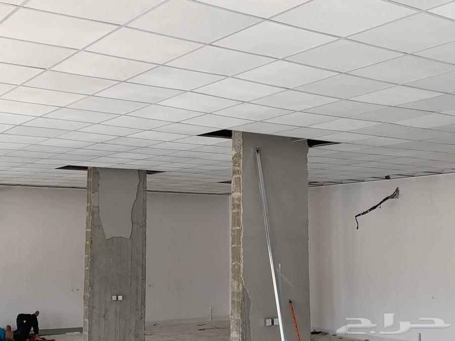 Square suspended ceiling decorator and gypsum board ceiling installation in Jeddah.64459942724993113