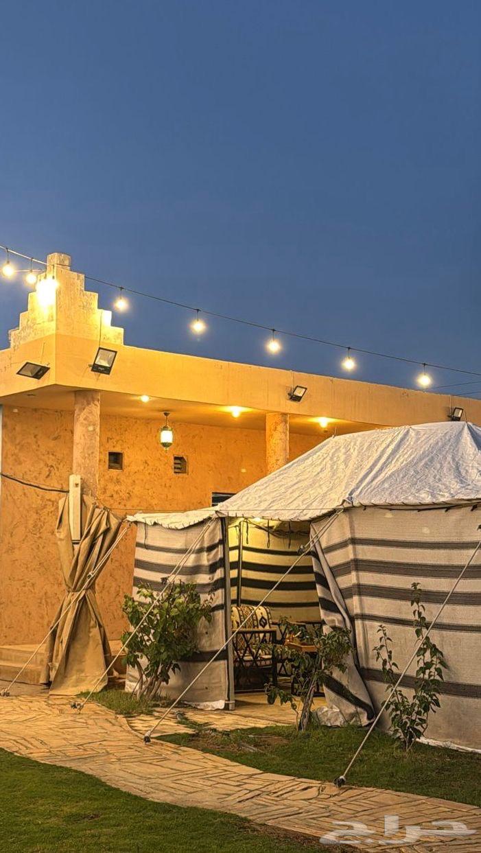 خيمة و ملعب طائرة داخل شاليه للايجار بالساعه64473739839105110