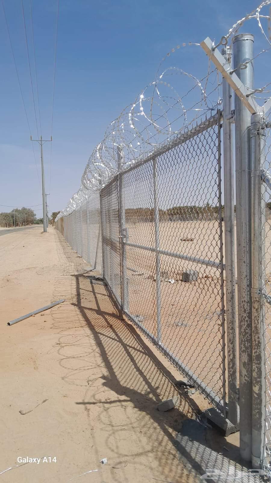 Farm fencing with all required specifications, iron mesh fence64473790249601114