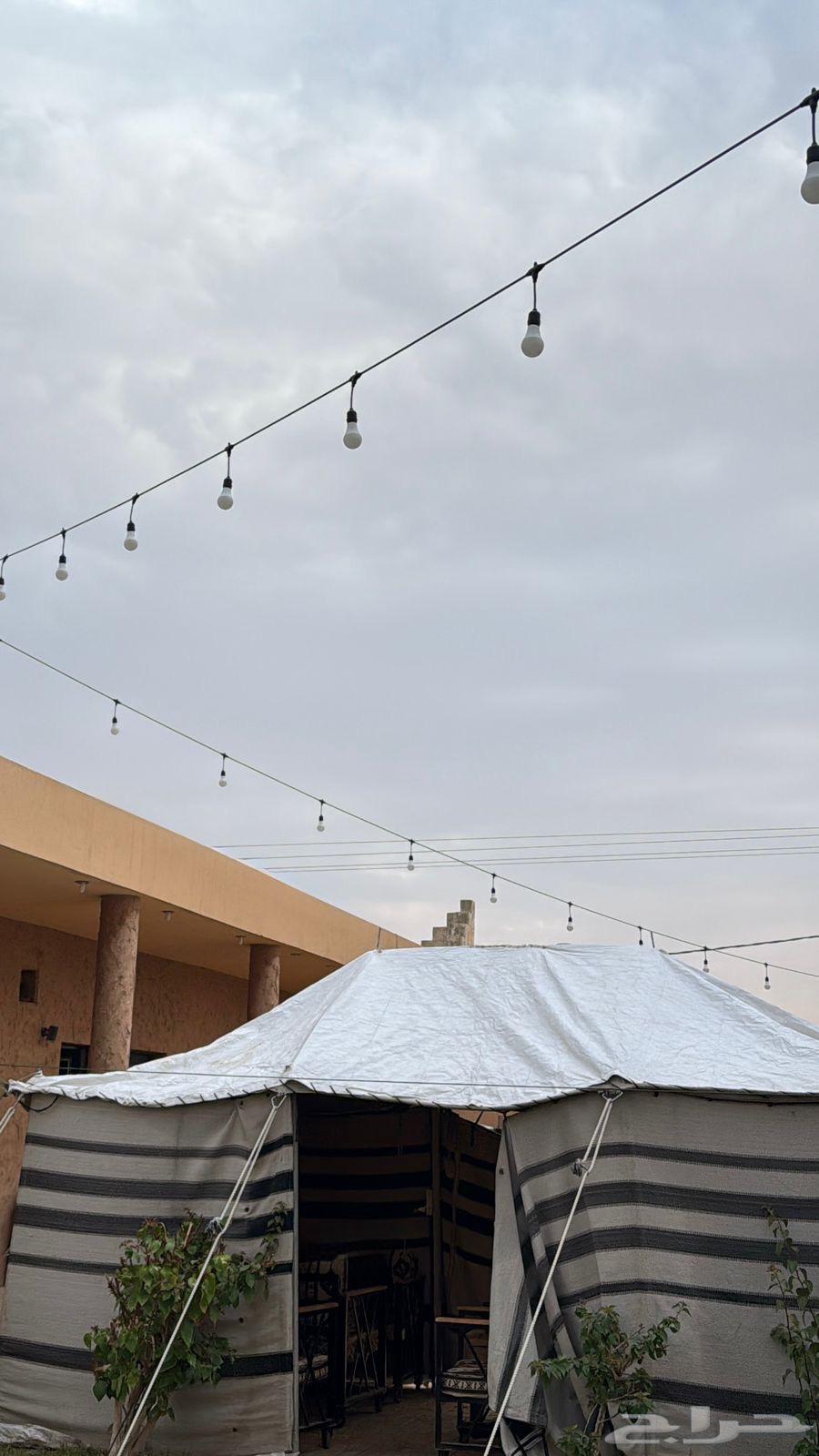 خيمة و ملعب طائرة داخل شاليه للايجار بالساعه64473739839105113