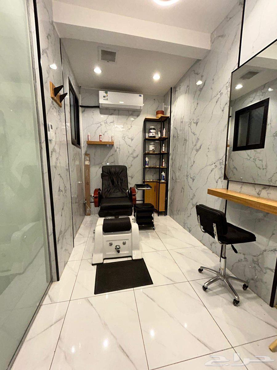 A fully equipped and luxurious barber shop with 6 chairs in addition to a room64273729680899112