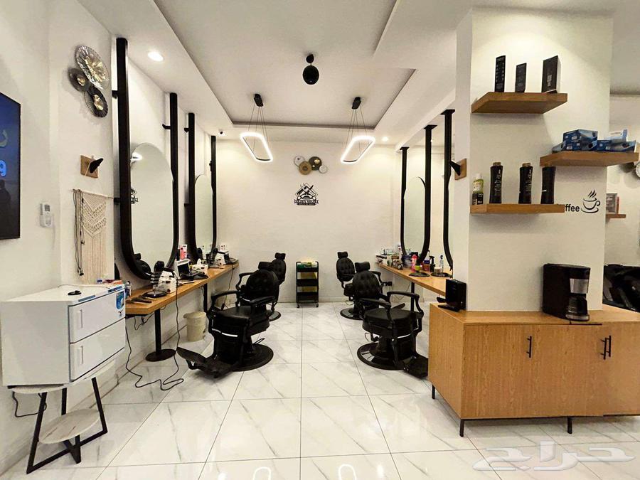 A fully equipped and luxurious barber shop with 6 chairs in addition to a room64273729680899114