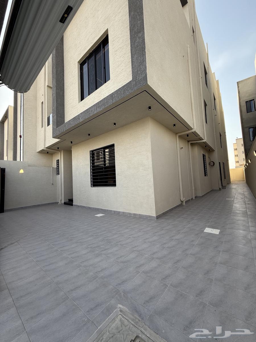 للبيع دور أرضي فخم 6غرف بحوش كبير خلف حديقة الزهور بالمحالة64473898685441112