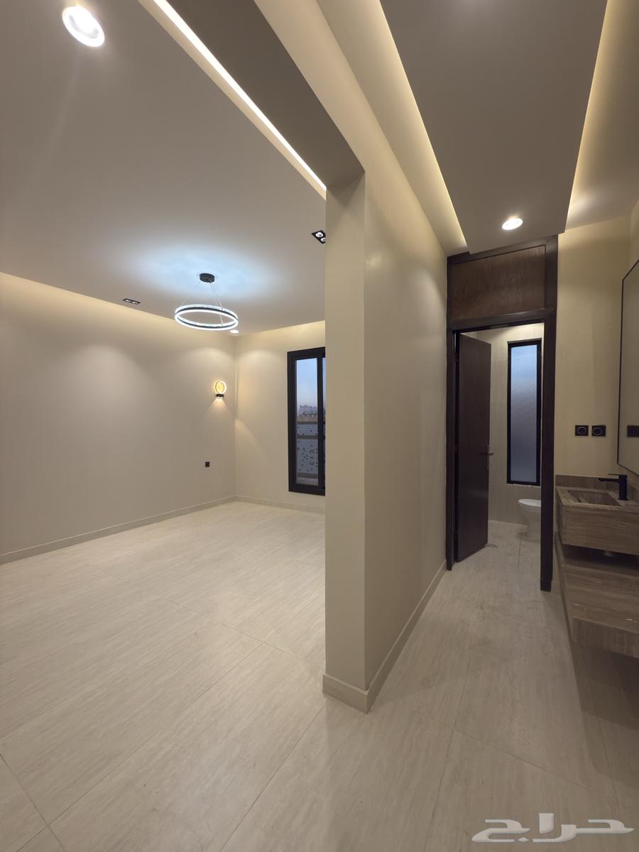 للبيع شقة بدرج داخلي للسطح سعر فرصة 510 الف عند كوبري باحص64473914612611113