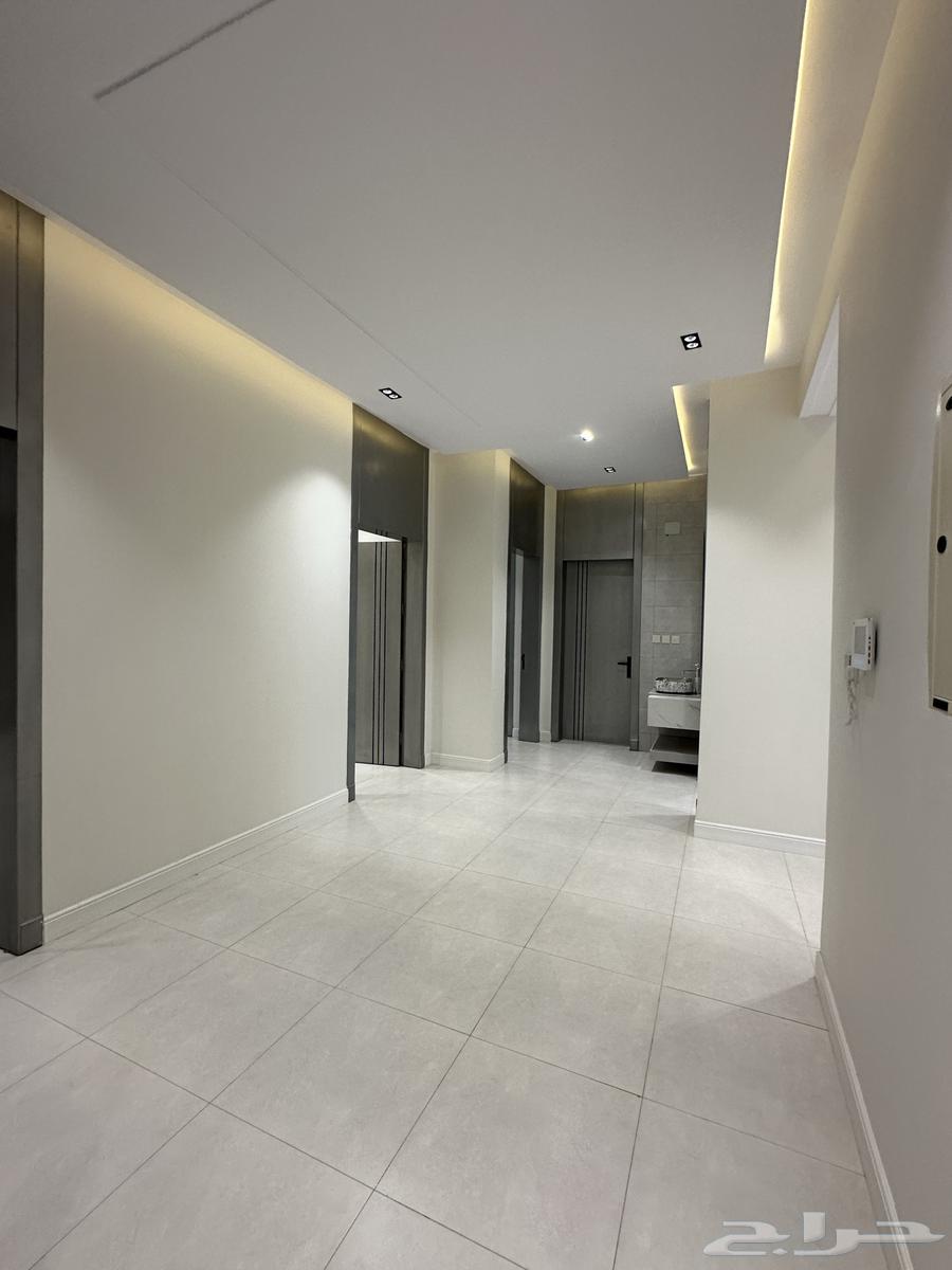 بالقرب من المطار شقة علوية للبيع 245 متر ببلكونة سعر مناسب64473836608515114