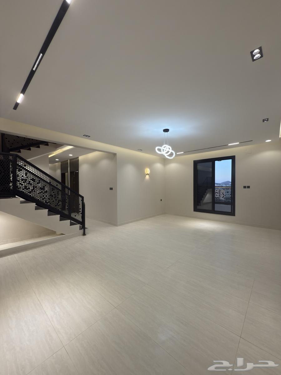 للبيع شقة بدرج داخلي للسطح سعر فرصة 510 الف عند كوبري باحص64473914612611110