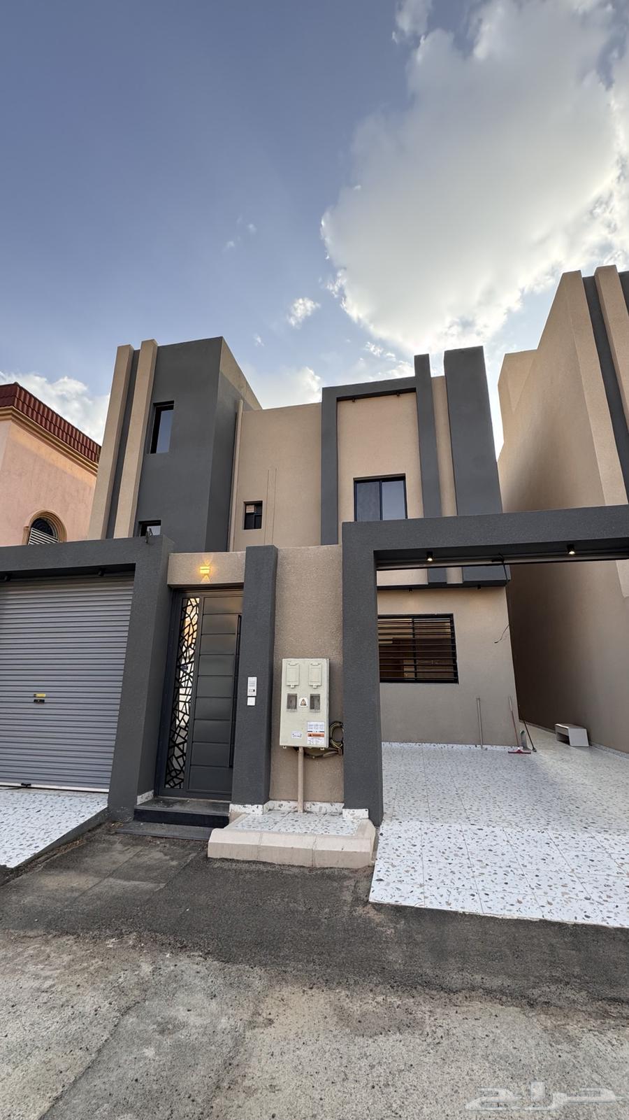 للبيع روف علوى درج داخلي وخارجي بمدخل سياره بالخميس64487036930690110