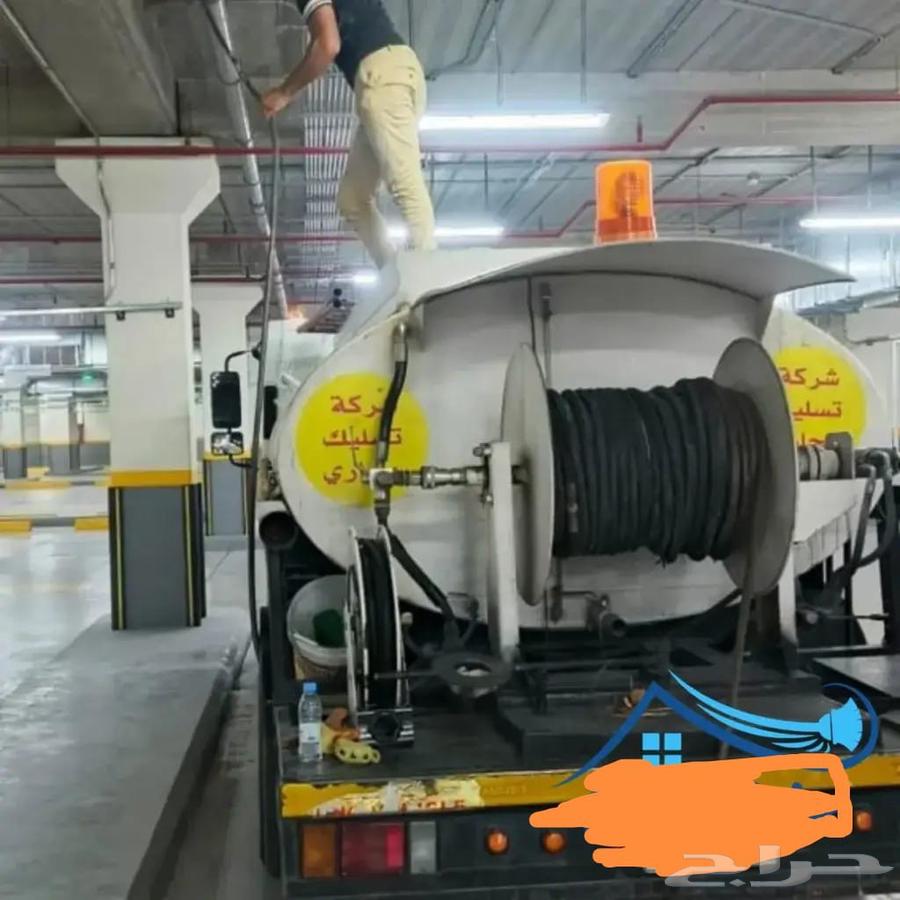 A sewage service office.. a suction and cleaning compressor for manholes64487183668227111