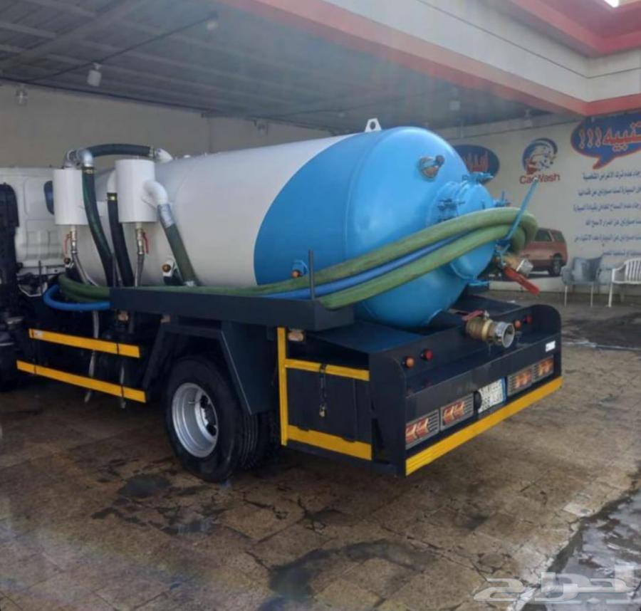 A sewage service office.. a suction and cleaning compressor for manholes64487183668227113