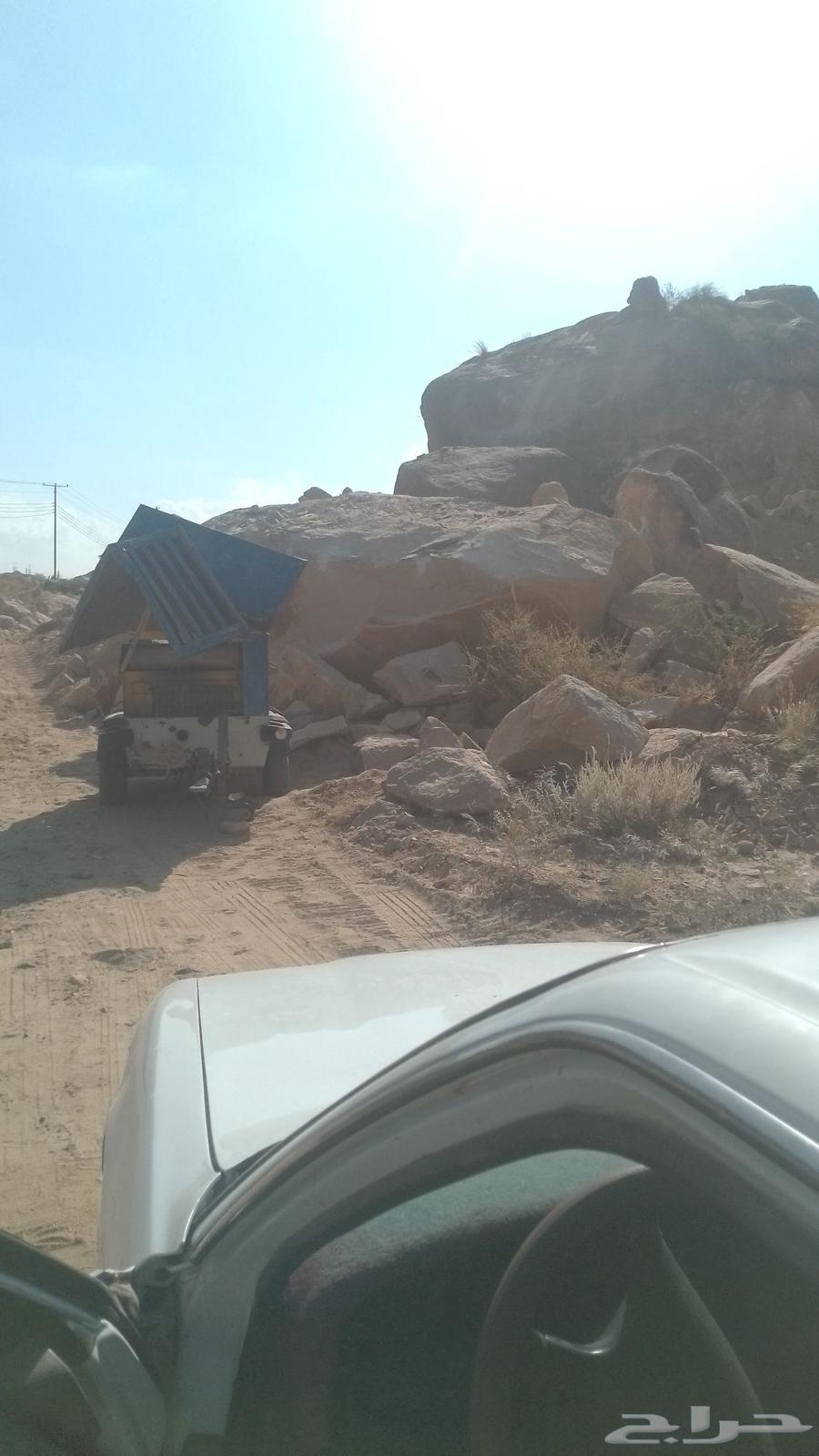 Drilling and blasting mountains to build stone structures64487231301763111