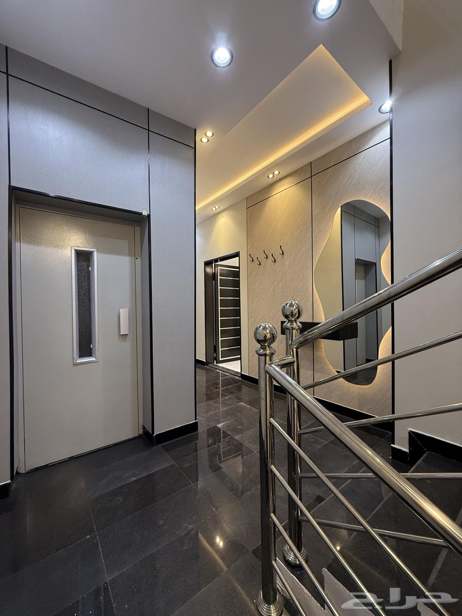 للبيع روف علوي بدرج خارجى بموقع مميز بحى الموسى شرق الخميس64487021257602111