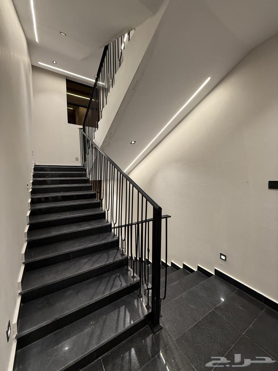 شقق علويه 6 غرف بتصميم فندقي قرب ممشي الراقي-بسعر550الف64487053817474111