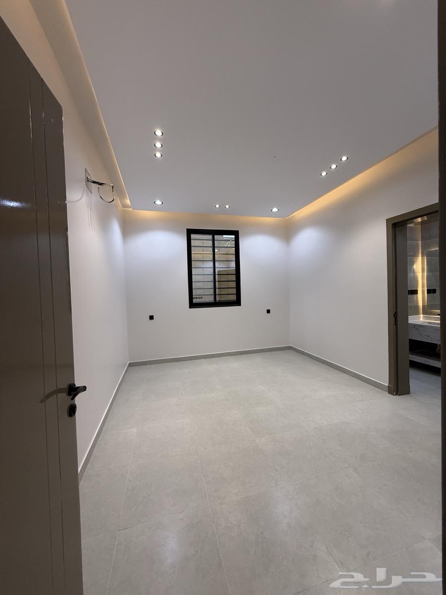 للبيع روف علوي بدرج داخلي وخارجي بخميس مشيط 650 الف64481401306499114