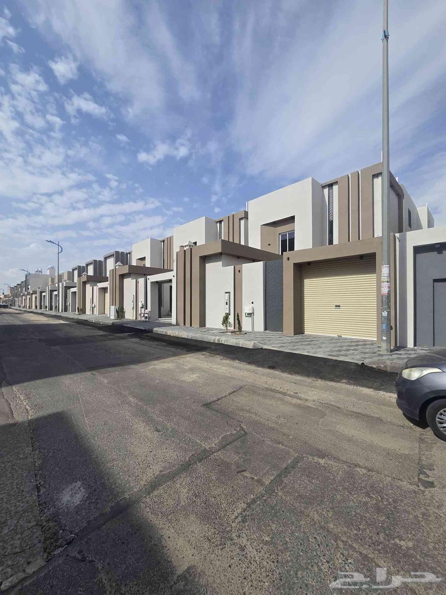 للبيع فيلا دورين وملحق كامل خدمات 7غرف نوم احد رفيده64487037004930110