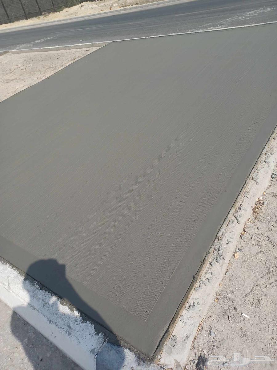 Colored printed concrete technician, decorative finishing pour, fan pour, screed pour64481463541507110