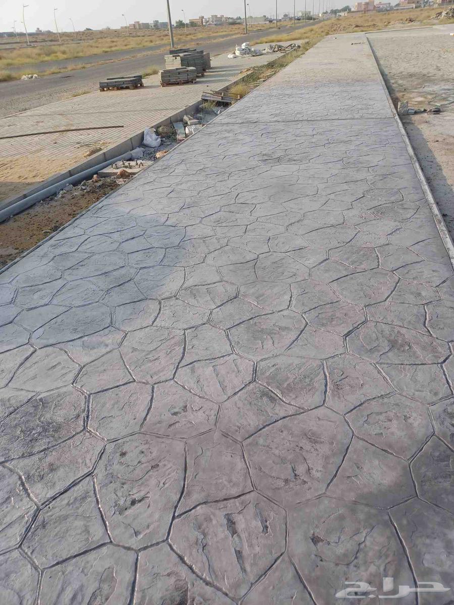 Colored printed concrete technician, decorative finishing pour, fan pour, screed pour64481463541507111