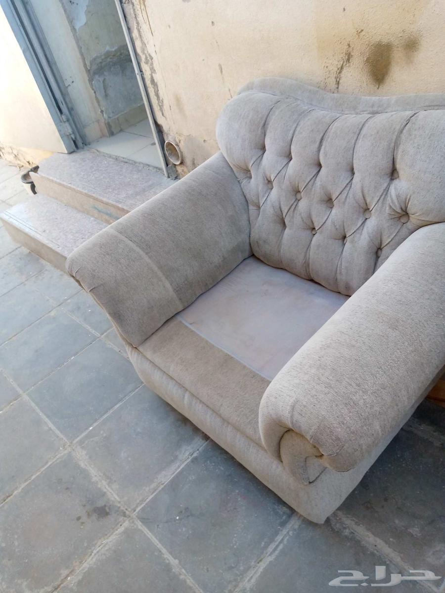 Cutting and repairing used and new sofas on the same day64487103699843113
