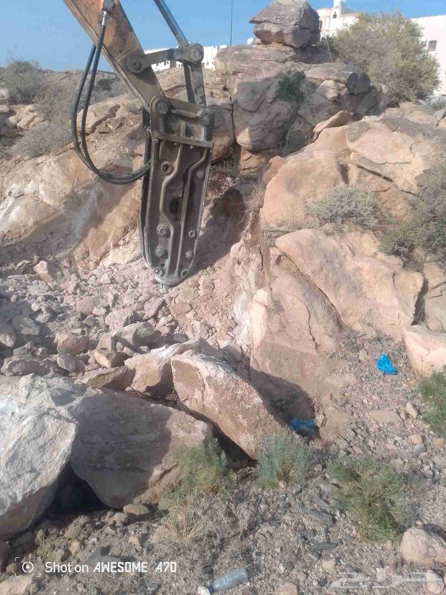 Drilling and blasting mountains to build stone structures64487231301763112