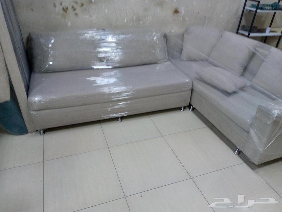 Cutting and repairing used and new sofas on the same day64487103699843111