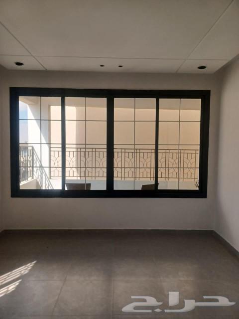 Tilted Glass Shop in Aseer with Balcony and Structure64481433734273111