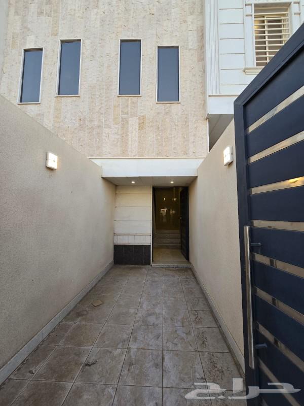 Upper floor penthouse for sale with working elevator, ready, high-end finishing 650 thousand64487036403715112