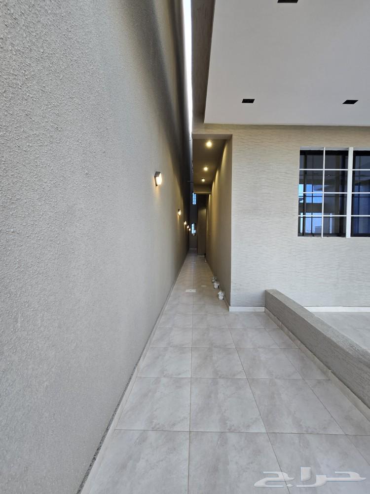 للبيع شقق ارضي بحي المعارض 6غرف VIP حوش ومدخل سياره 570 ألف64487021078019114