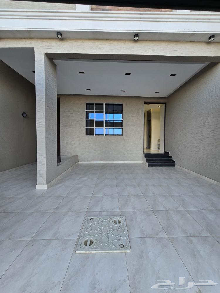 للبيع شقق ارضي بحي المعارض 6غرف VIP حوش ومدخل سياره 570 ألف64487021078019113