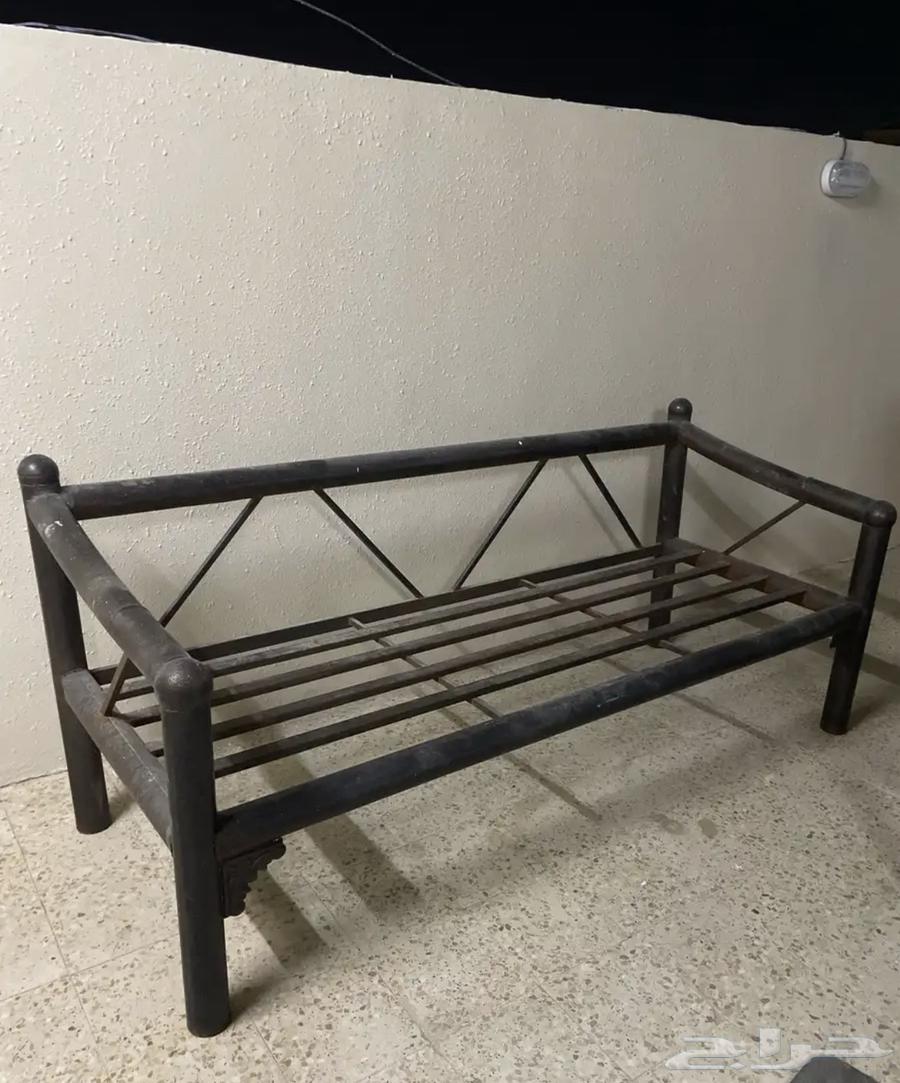 ثلاث كراسي حديد ليس واحد وطاولة حديد ومكيف صحراوي بلاستيك64501571400961112