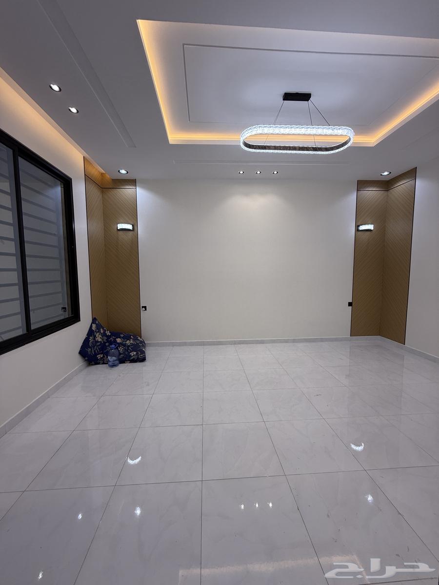 للبيع ارواف علويه بملحق وشقق ارضيه ببايكة سيارة ف حي الراقي64493658269955114