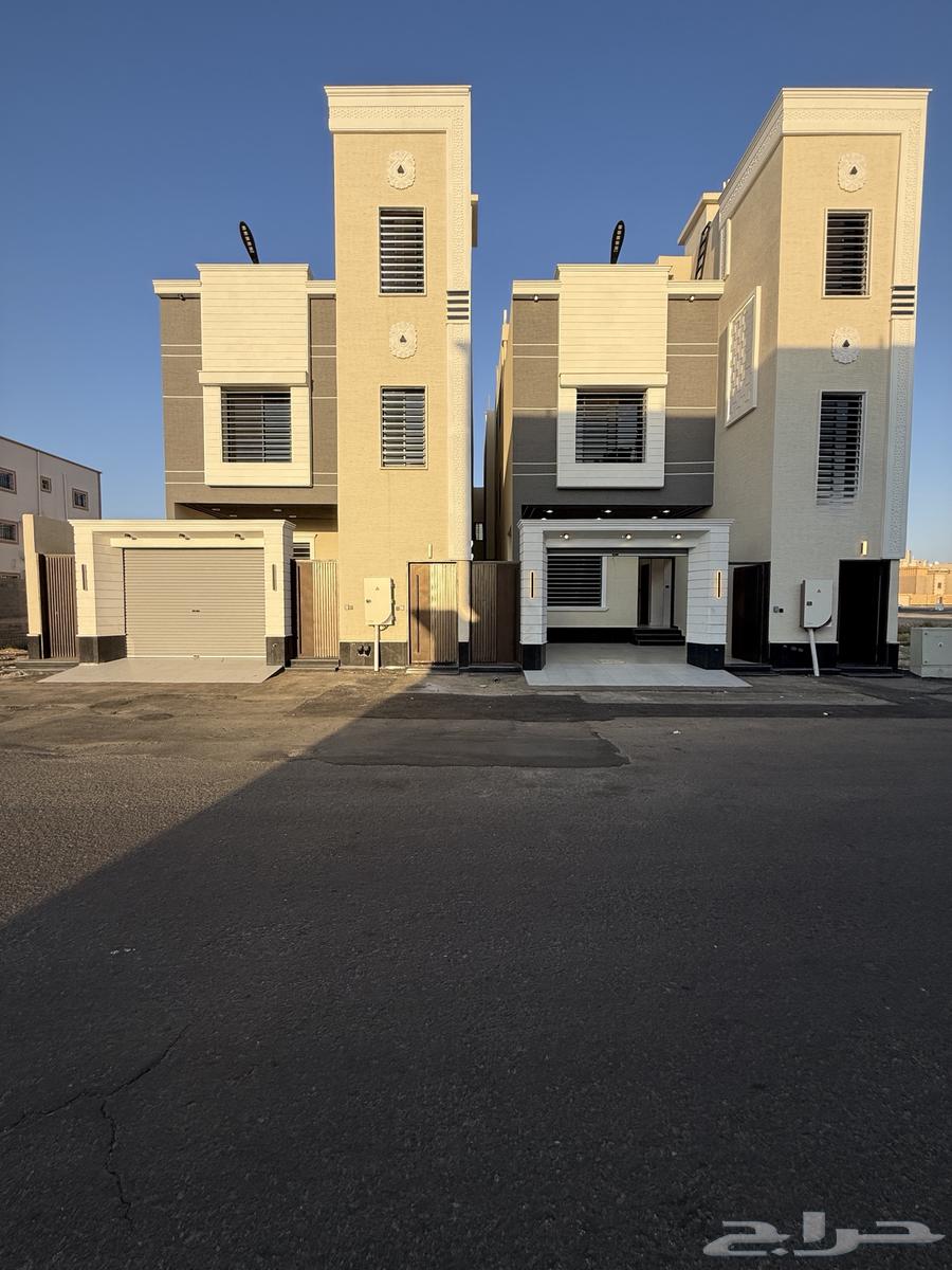 للبيع ارواف علويه بملحق وشقق ارضيه ببايكة سيارة ف حي الراقي64493658269955110